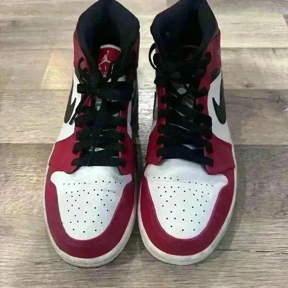 Nike Air Jordan 1 mid Chicago men’s sneaker - Picture 2 of 4